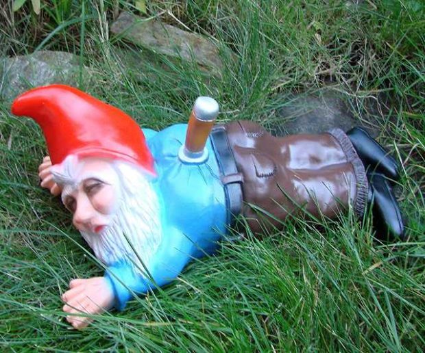 Gartenzwerg erstochen mit Messer